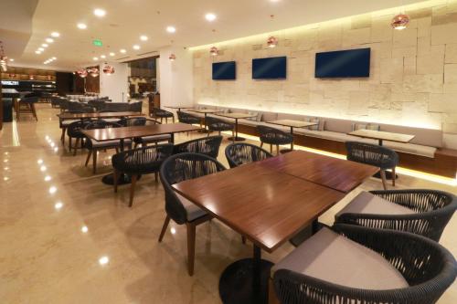 HOLIDAY INN MARINA & SUITES 